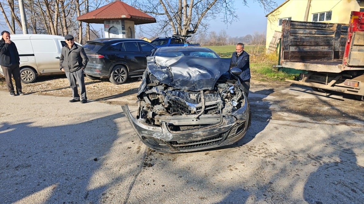 İnegöl\'de Trafik Kazası: 3 Yaralı