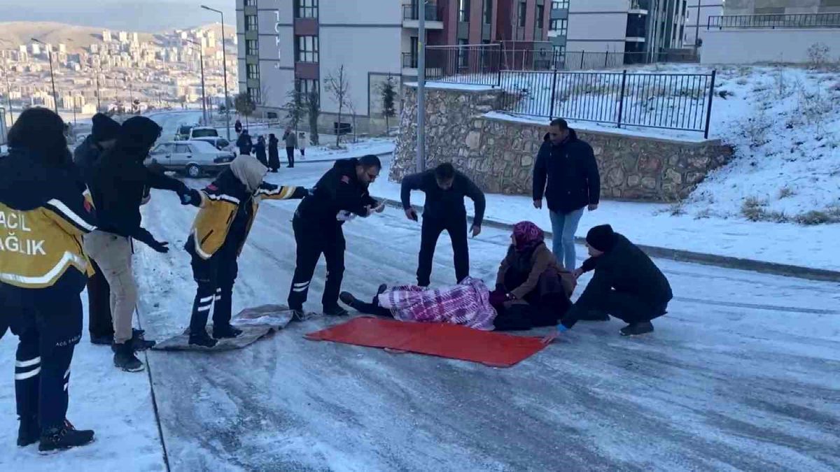 Buzlu Yolda Düşen Yaşlı Adam Kurtarıldı
