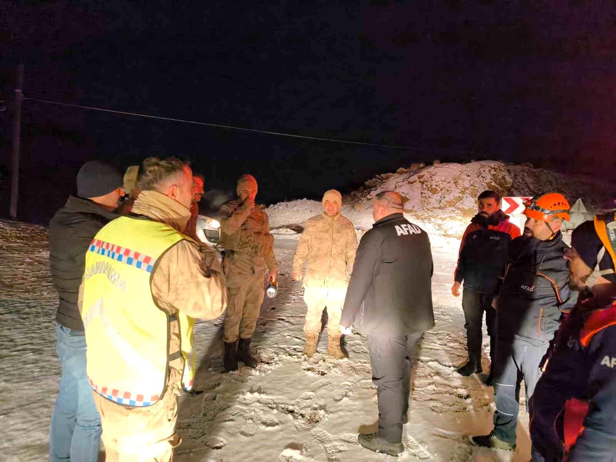 Adıyaman\'da Buz Pistinde Mahsur Kalanlar Kurtarıldı