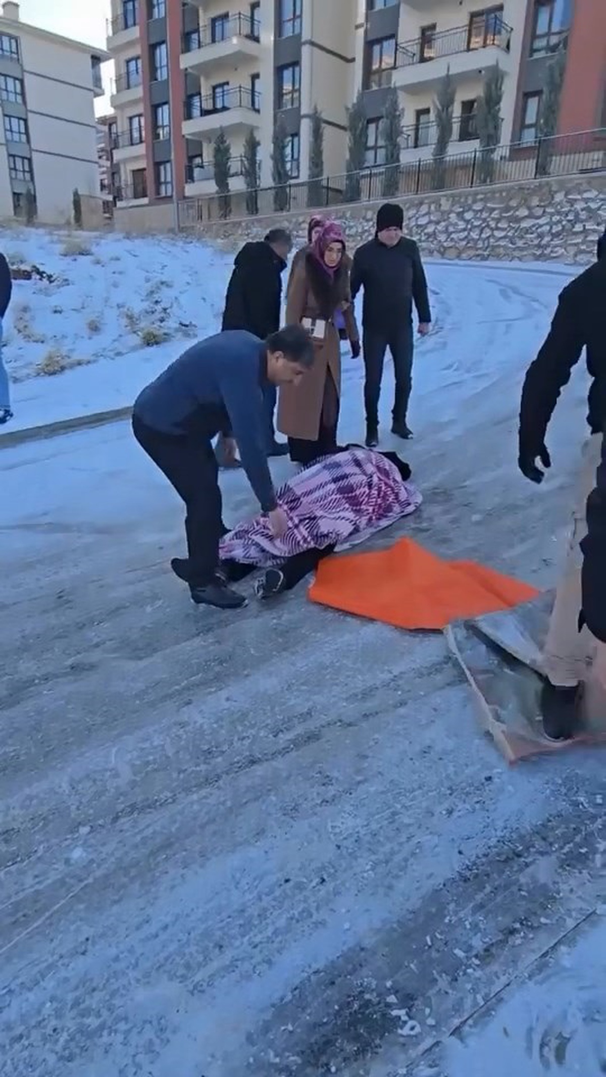 Buzlu Yolda Düşen Yaralıya Müdahale