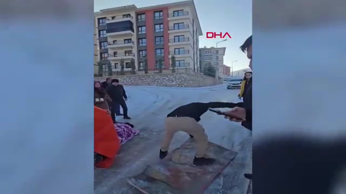 Elazığ\'da Buzlu Yolda Düşen Yaralıya Ekiplerden Yardım