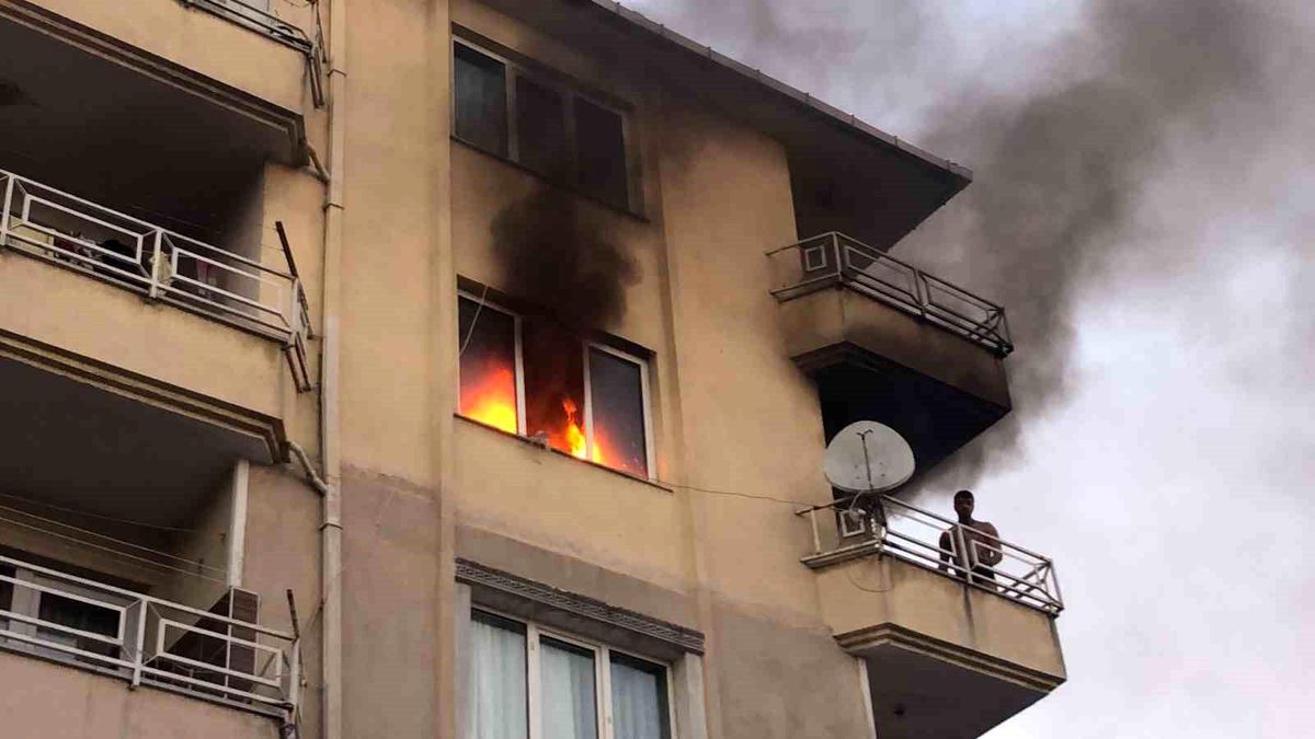 Çorlu\'da Apartman Yangını: Bir Kişi Kurtarıldı