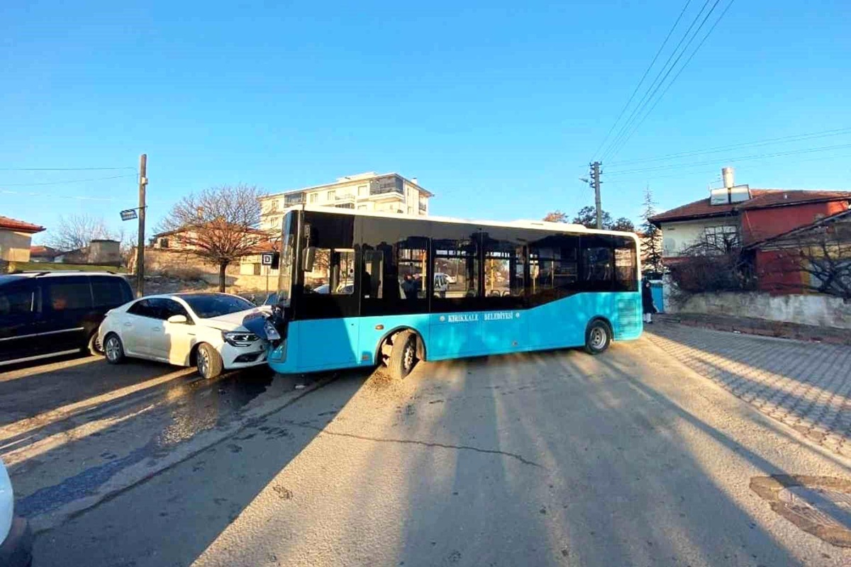 Kırıkkale\'de Otomobil ve Otobüs Çarpıştı
