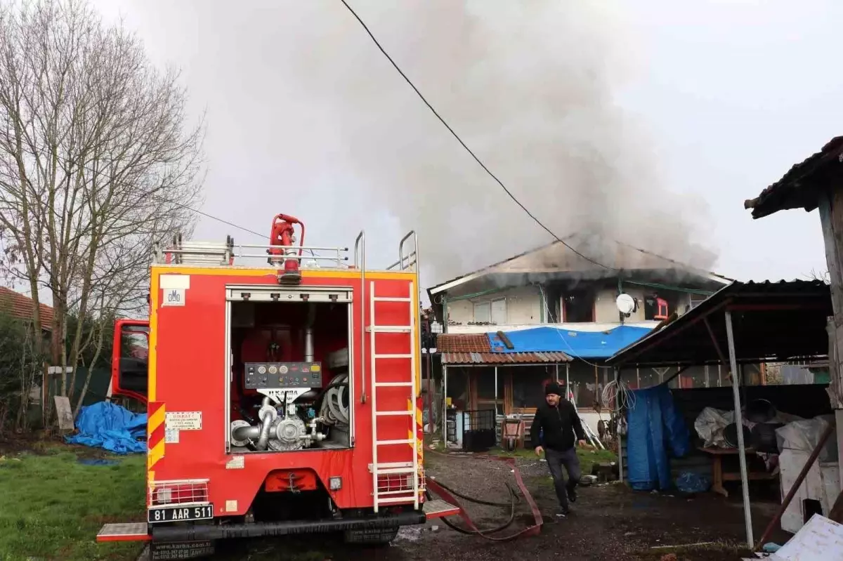 Düzce\'de Çatı Katında Yangın, İtfaiye Ekipleri Hızla Müdahale Etti