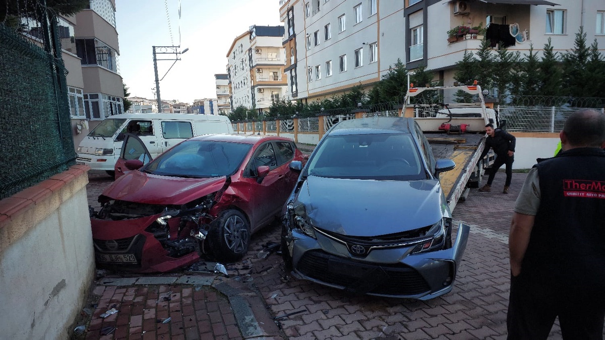 Kocaeli\'de Kavşakta Çarpışan İki Otomobilin Savaşına 3 Yaralı