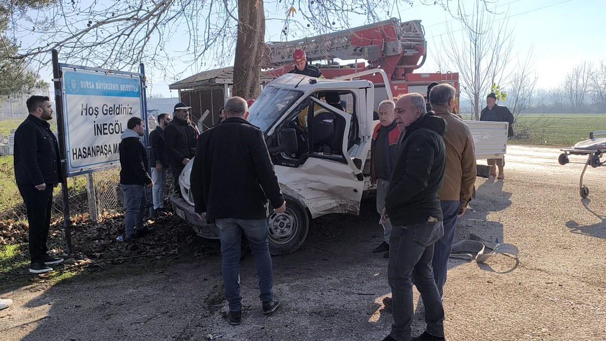 İnegöl\'de Otomobil ve Kamyonet Çarpıştı
