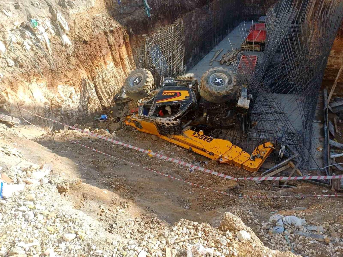 Adıyaman\'da İş Makinesi Devrildi: 1 Yaralı