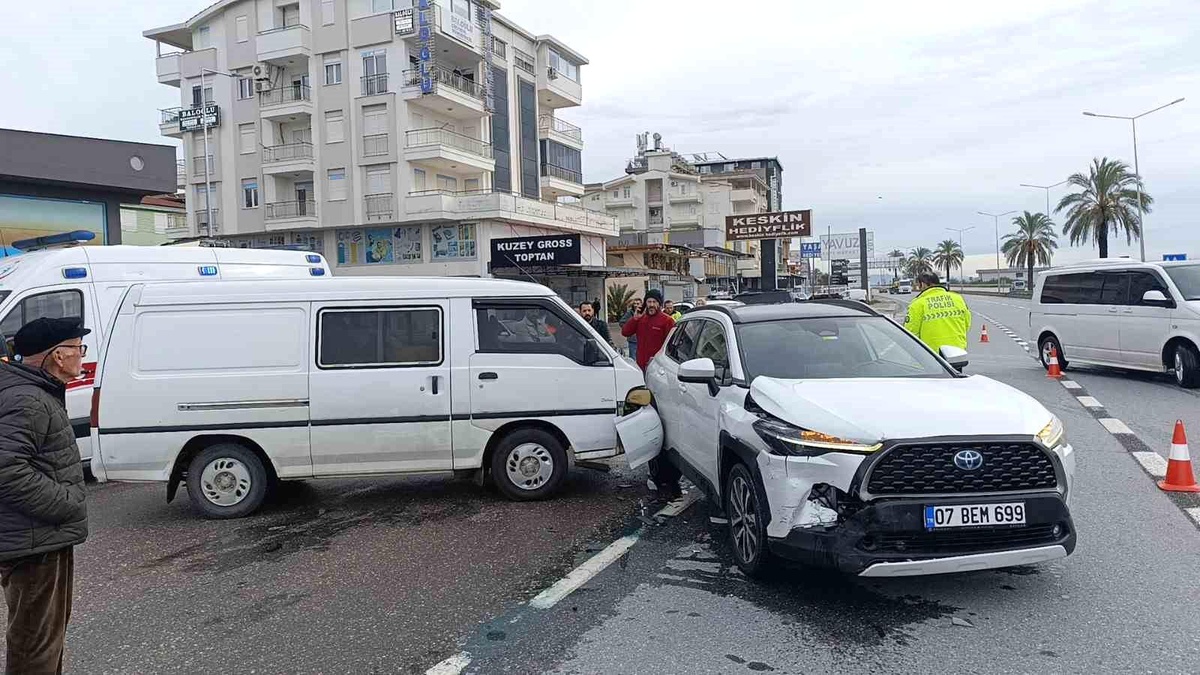 Manavgat\'ta Trafik Kazası: Kamyonet Sürücüsü Yaralandı