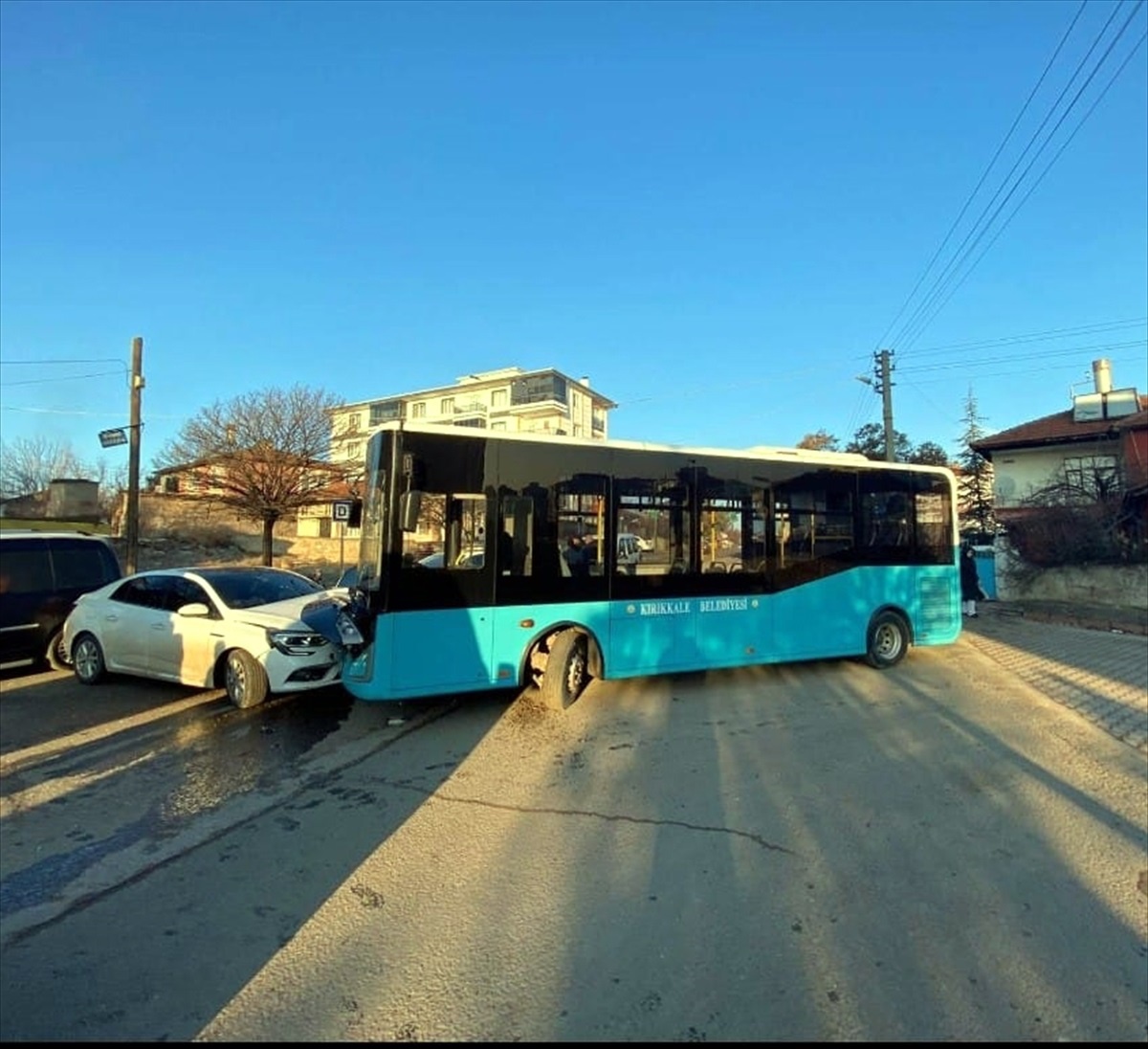 Kırıkkale\'de Otobüs ve Otomobil Çarpıştı