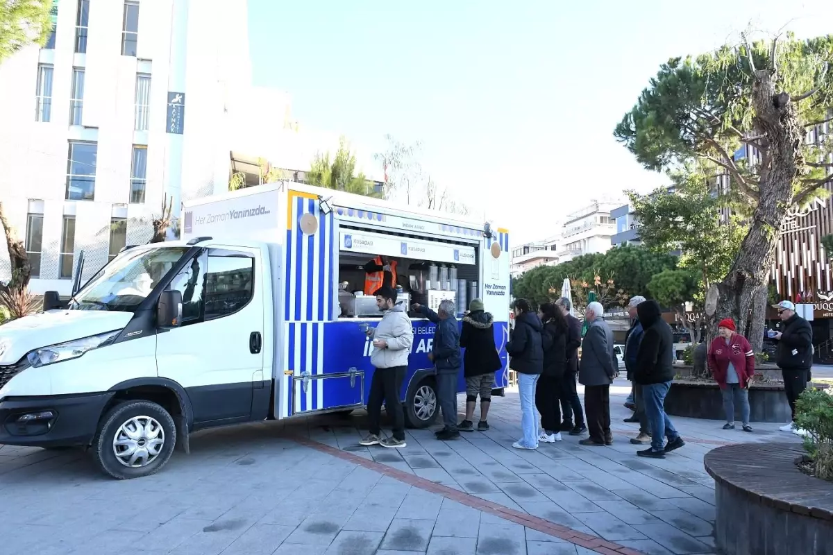 Kuşadası Belediyesi\'nden Kışın İçini Isıtan Sıcak Çorba İkramı