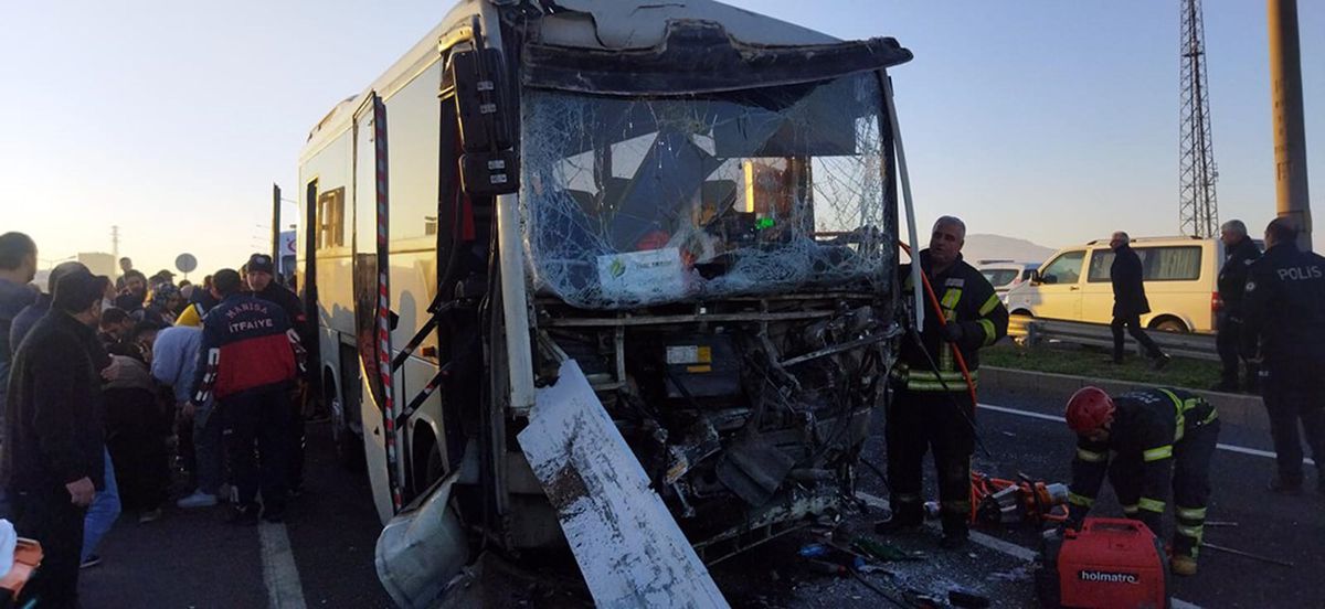 Manisa\'da Tarım İşçilerini Taşıyan Midibüs TIR\'a Çarptı: 22 Yaralı