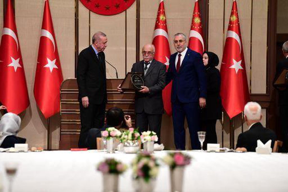 Mehmet \'Usta\' Cumhurbaşkanı Erdoğan\'dan plaket aldı
