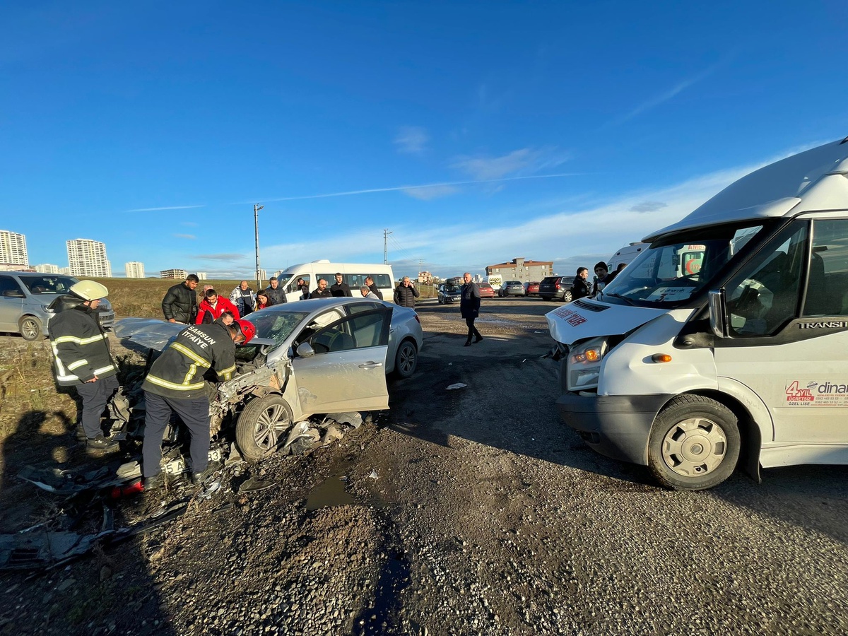 Öğrenci Servisinin Otomobille Çarpışması: 13 Yaralı