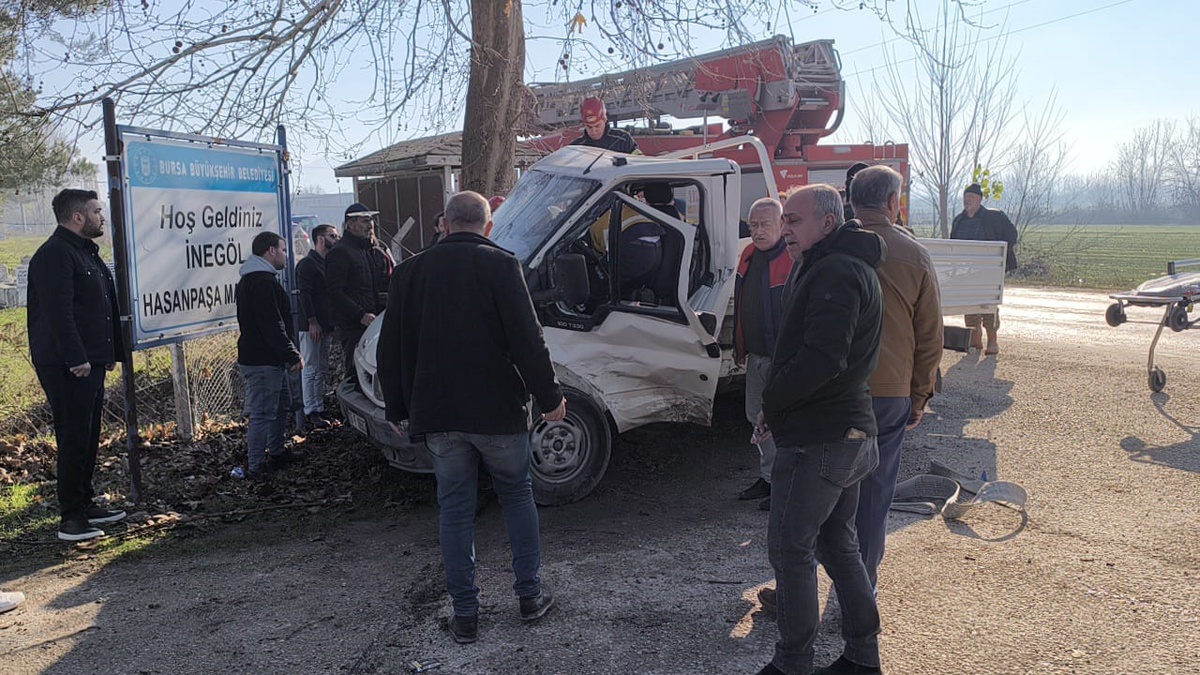 İnegöl\'de Trafik Kazası: 3 Yaralı, Hamile Kadın Hastaneye Kaldırıldı