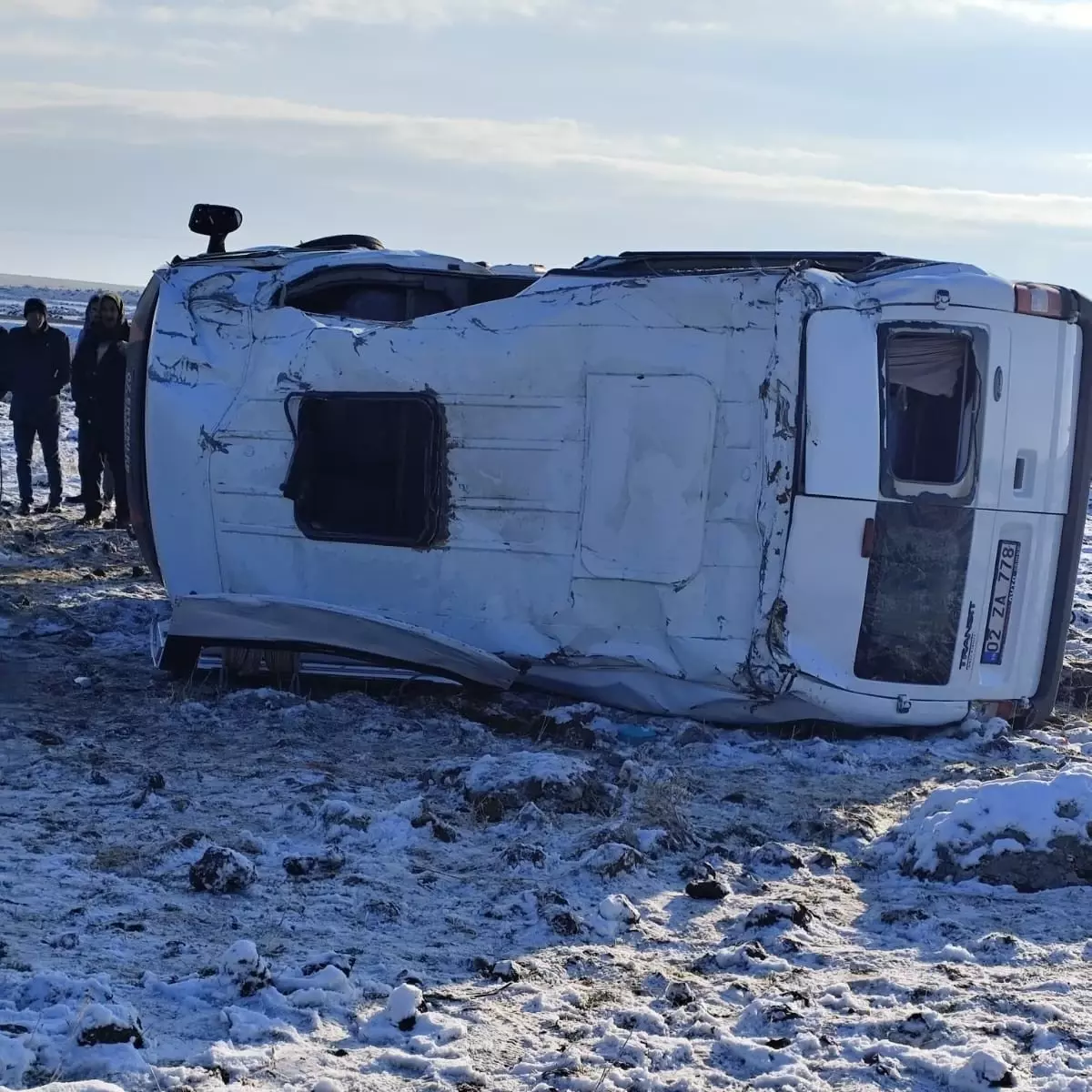 Diyarbakır’da Öğretmenleri Taşıyan Minibüs Tarlaya Yuvarlandı: 11 Yaralı