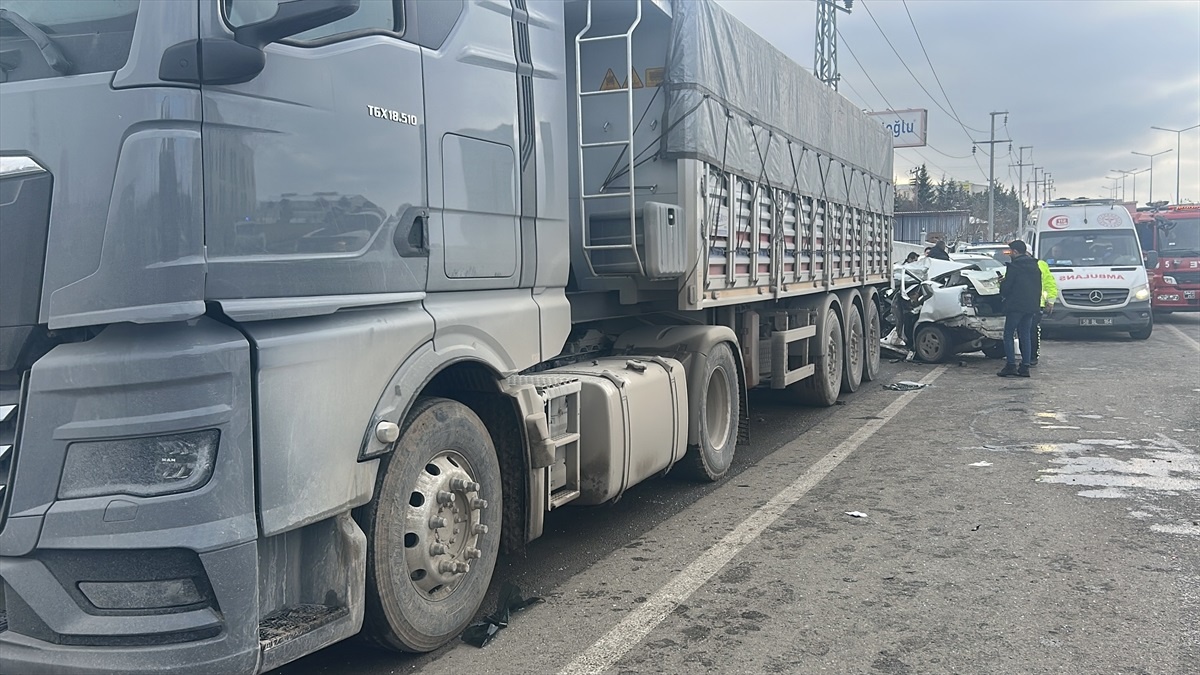 Sivas\'ta Tır\'a Çarpan Otomobilin Sürücüsü Ağır Yaralı