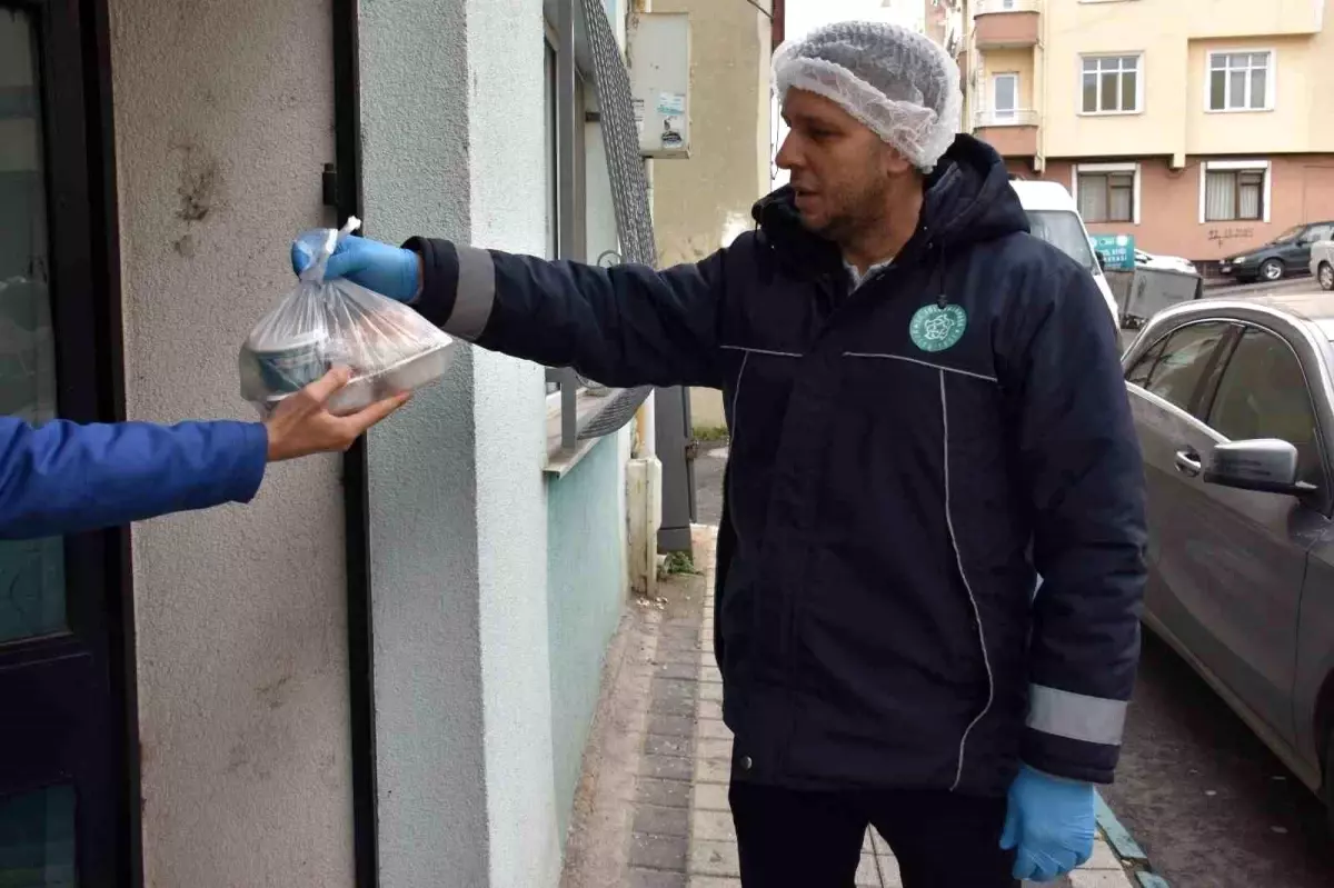 Süleymanpaşa Belediyesi\'nden İhtiyaç Sahiplerine Sıcak Yemek Desteği