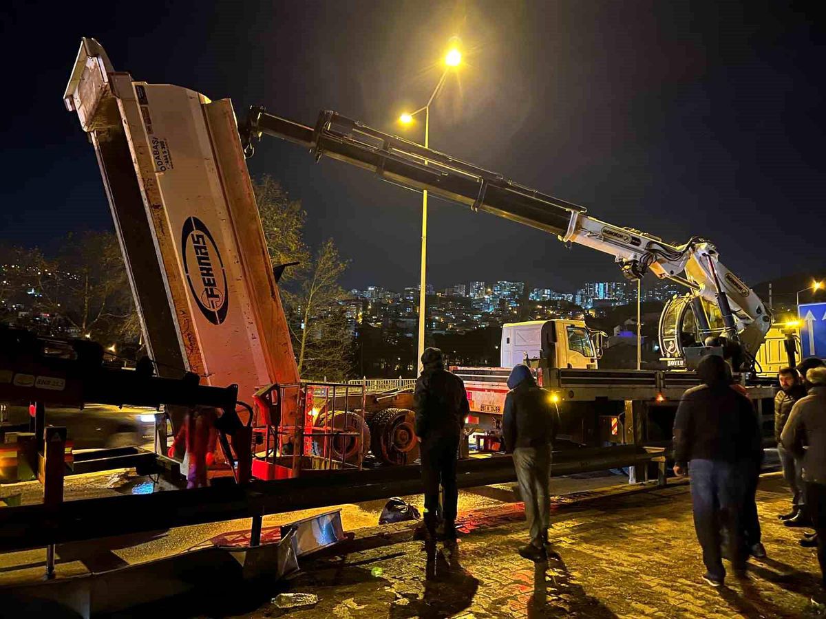 Trabzon\'da Kamyon Tabelaya Çarptı