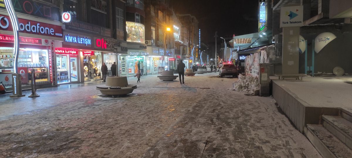 Van\'da Yoğun Kar Yağışı 21 Yerleşim Yerini İzole Etti