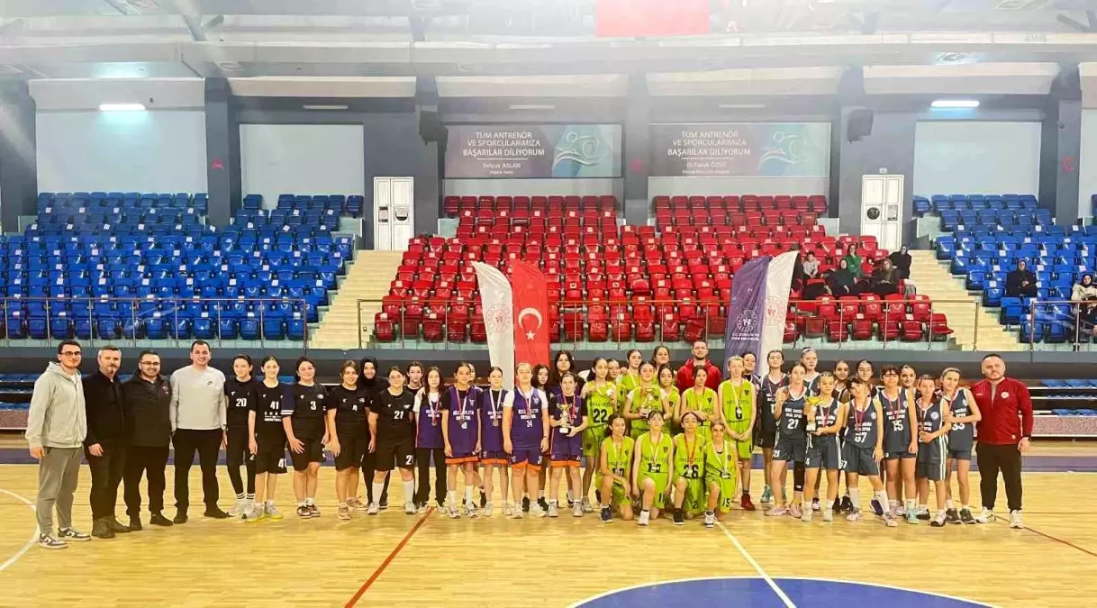 Düzce\'de U14 Kızlar Basketbol Liginde Karadeniz Ereğli Belediye Şampiyon Oldu