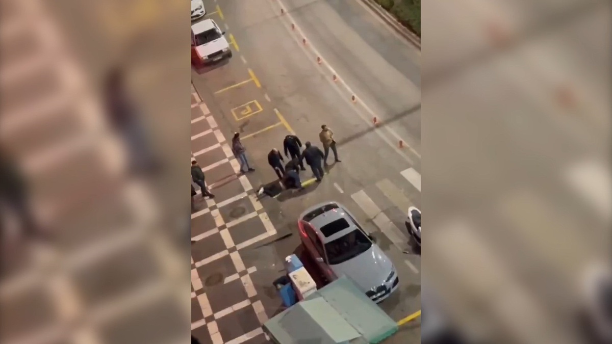 Şanlıurfa\'da Yol Ortasında Kavga: Bir Kişi Dövüldü