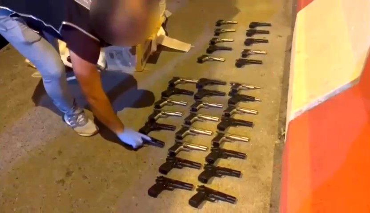 Adana\'da Yolcu Otobüsünde 40 Silah Ele Geçirildi