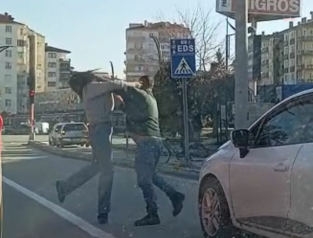 Aksaray'da bir şahıs, trafikte başka bir araçta bulunan kadına saldırdı Aksaray'da bir şahıs, trafikte başka bir araçta bulunan kadına saldırdı