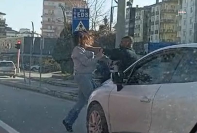 Aksaray'da bir şahıs, trafikte başka bir araçta bulunan kadına saldırdı Aksaray'da bir şahıs, trafikte başka bir araçta bulunan kadına saldırdı