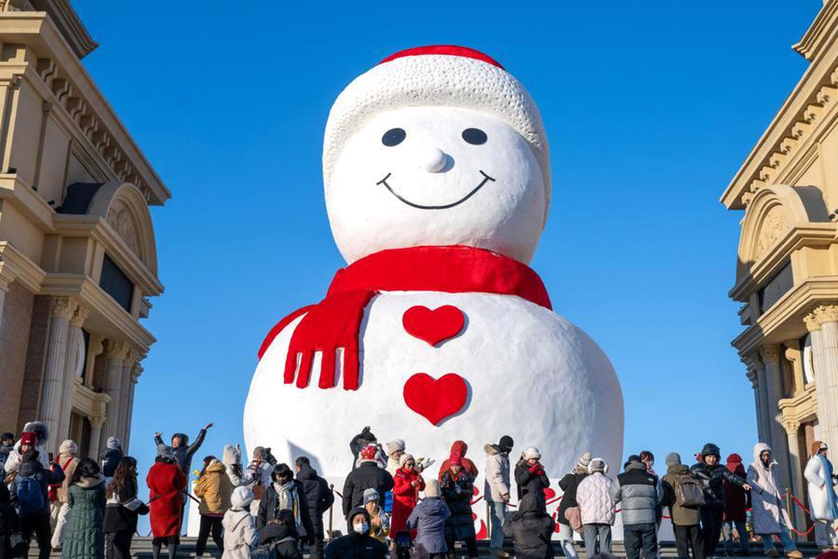 Harbin\'de Dev Kardan Adam Turistleri Çekti