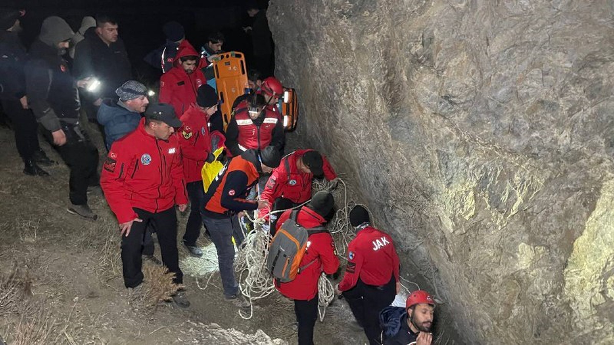 Hakkari\'de Arı Kovanlarını Kontrol Eden Adam 300 Metrelik Uçurumdan Düştü