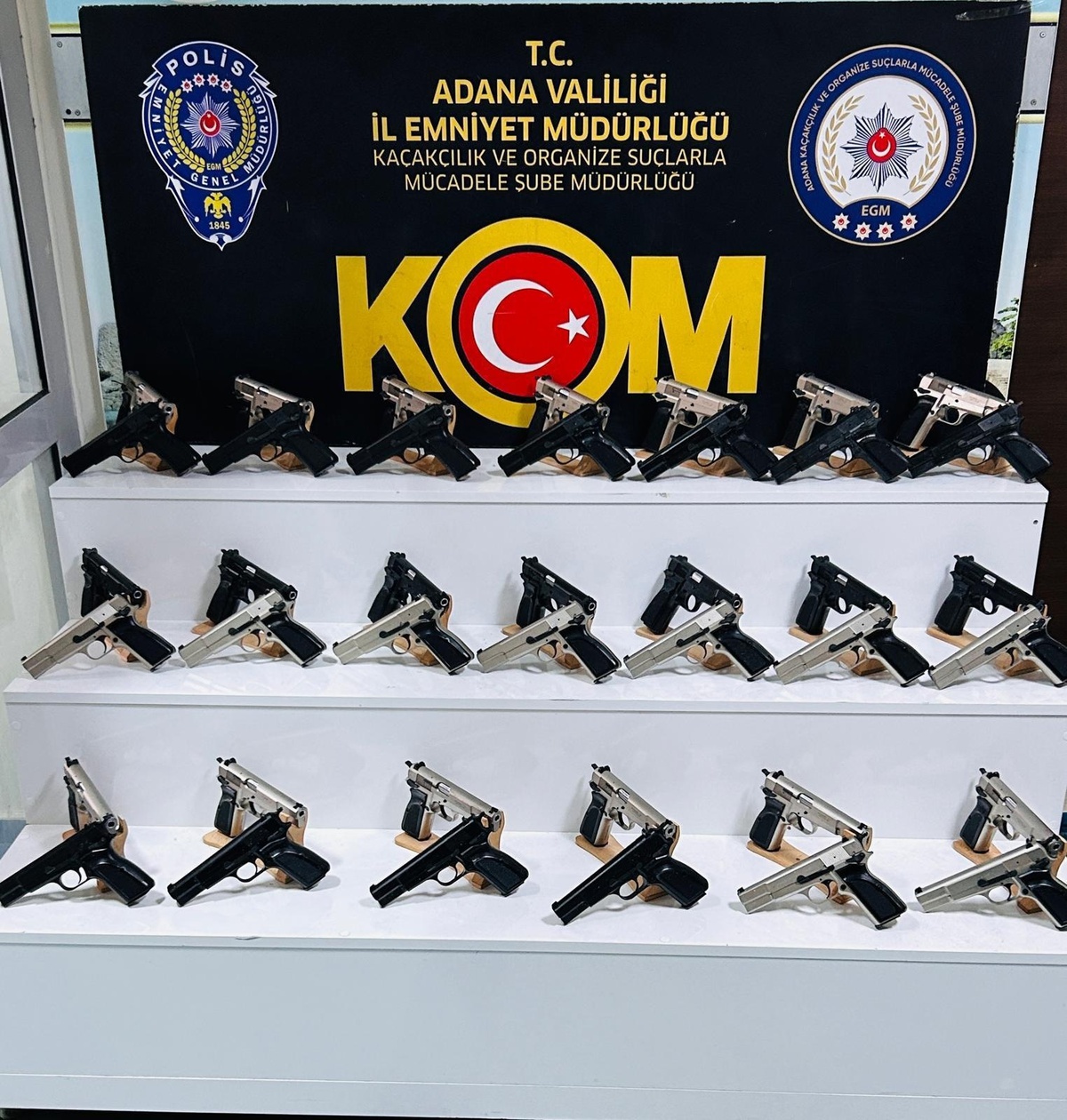 Adana\'da Yolcu Otobüsünde 40 Ruhsatsız Tabanca Ele Geçirildi