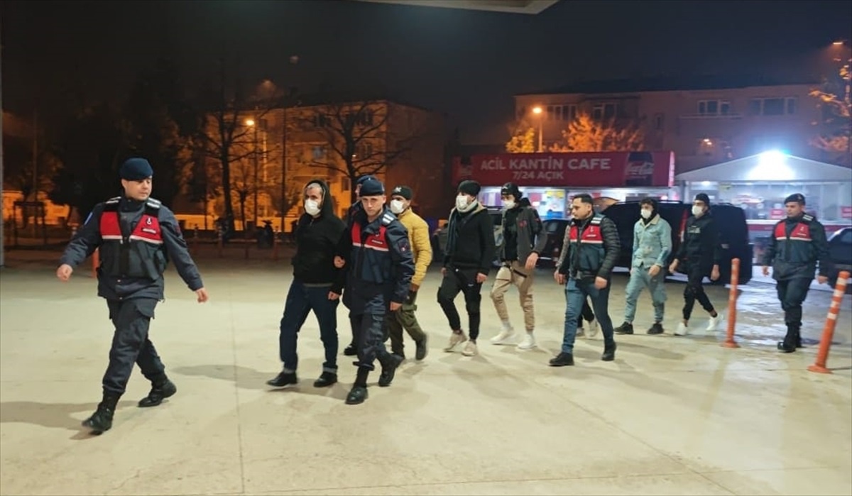 İnegöl\'de 13 Düzensiz Göçmen Yakalandı