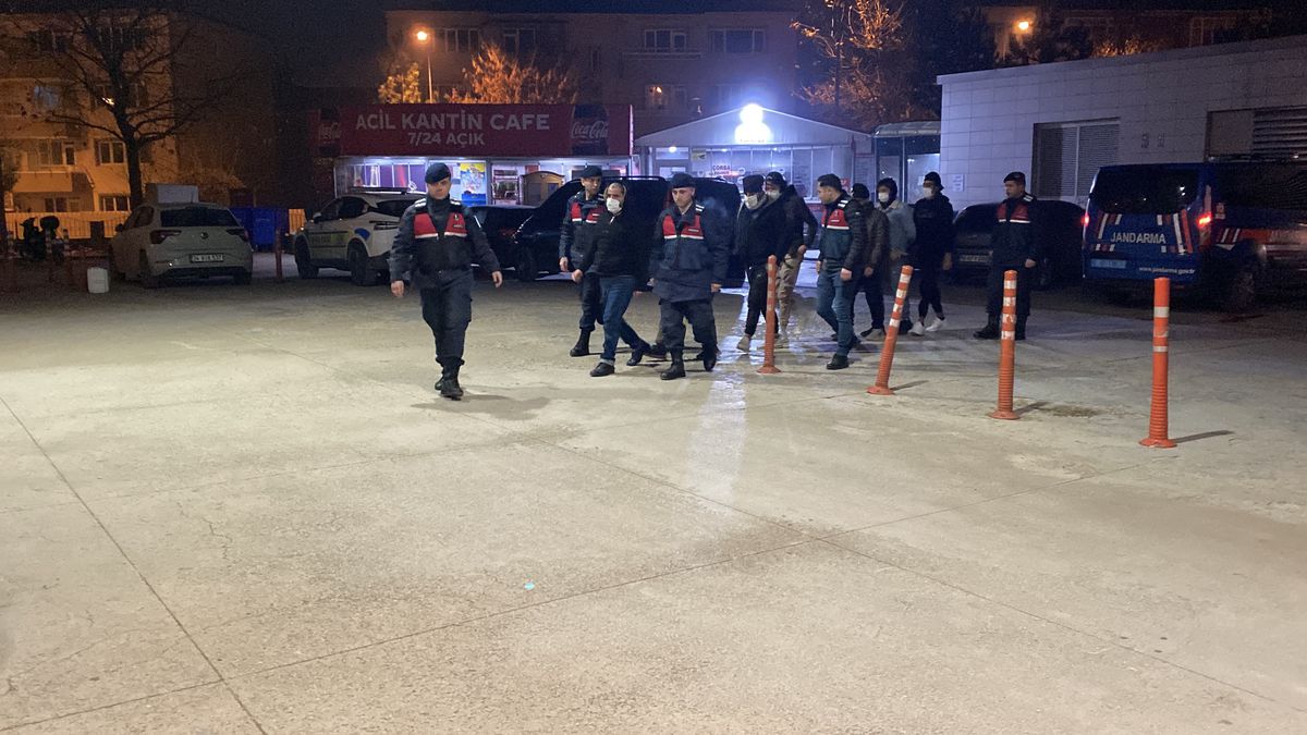 İnegöl\'de Yasa Dışı Göçmen Operasyonu: 13 Suriye Uyruklu Yakalandı