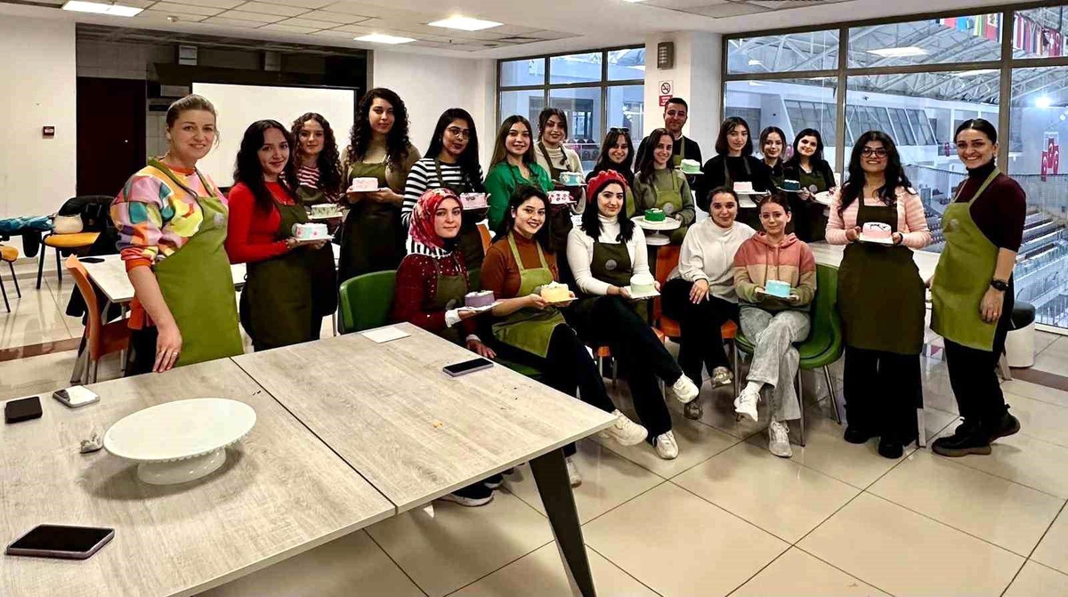 İzmir\'de Gençler İçin Ücretsiz Atölyeler Başladı