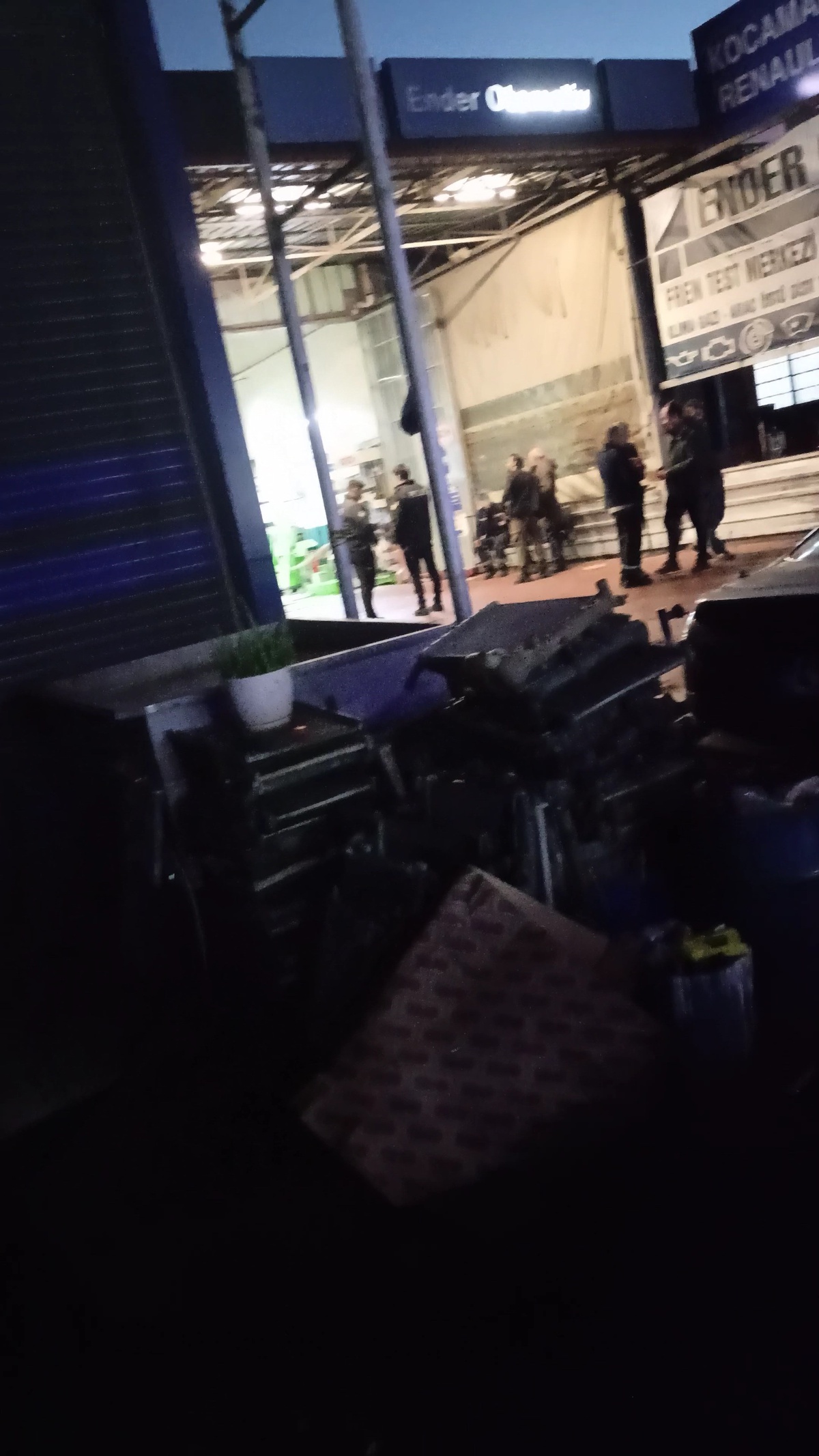 İzmit\'te Çatıdan Düşen İşçi Ağır Yaralandı
