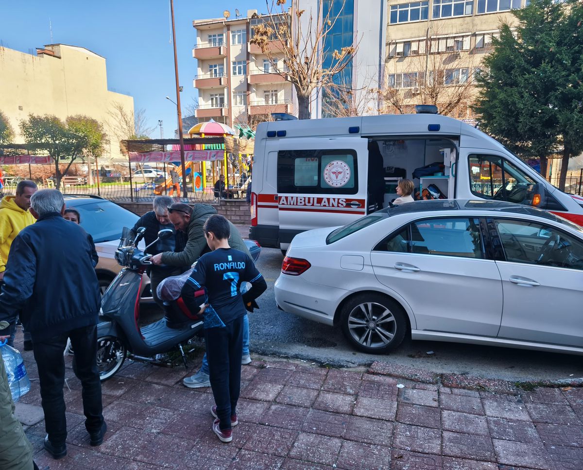 Ehliyetsiz ve Kasksız Motosiklet Sürücüsü Kazada Yaralandı