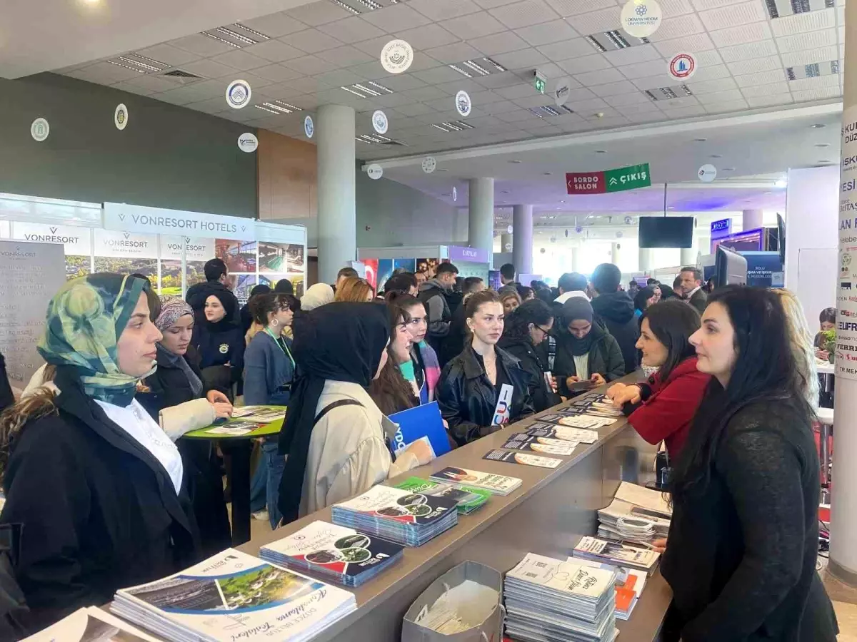 Düzce Belediyesi, BATIKAF Fuarında Gençlere Kariyer Rehberliği Yapıyor