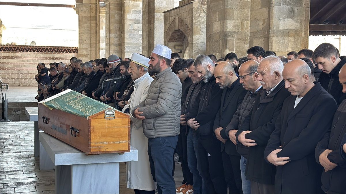 Edirne\'de Kağıt Toplama Aracına Saldırı