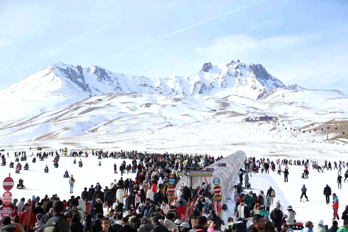 Erciyes\'te Kayak Sezonu Coşkusu