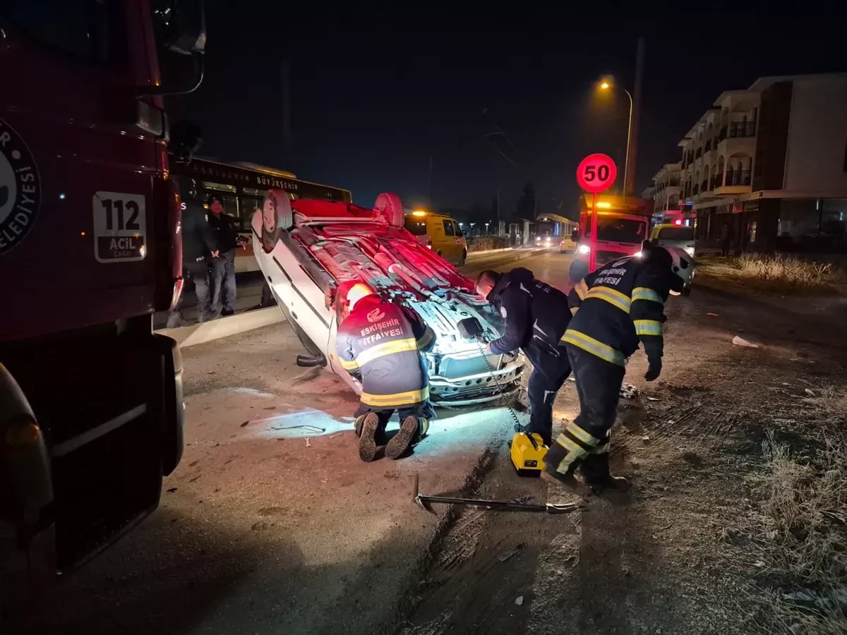 Tramvay yolunda kaza: Sürücü yaralı