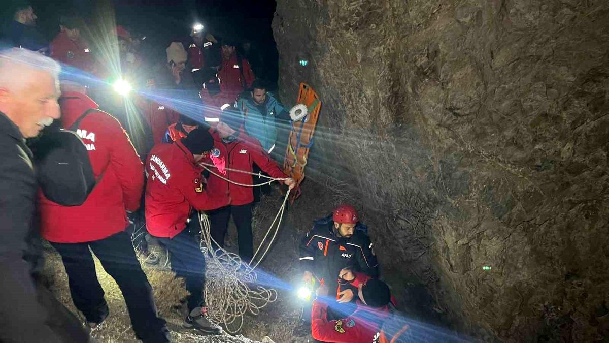 Hakkari\'de Dağdan Düşme Kazası: 50 Yaşındaki Adam Hayatını Kaybetti