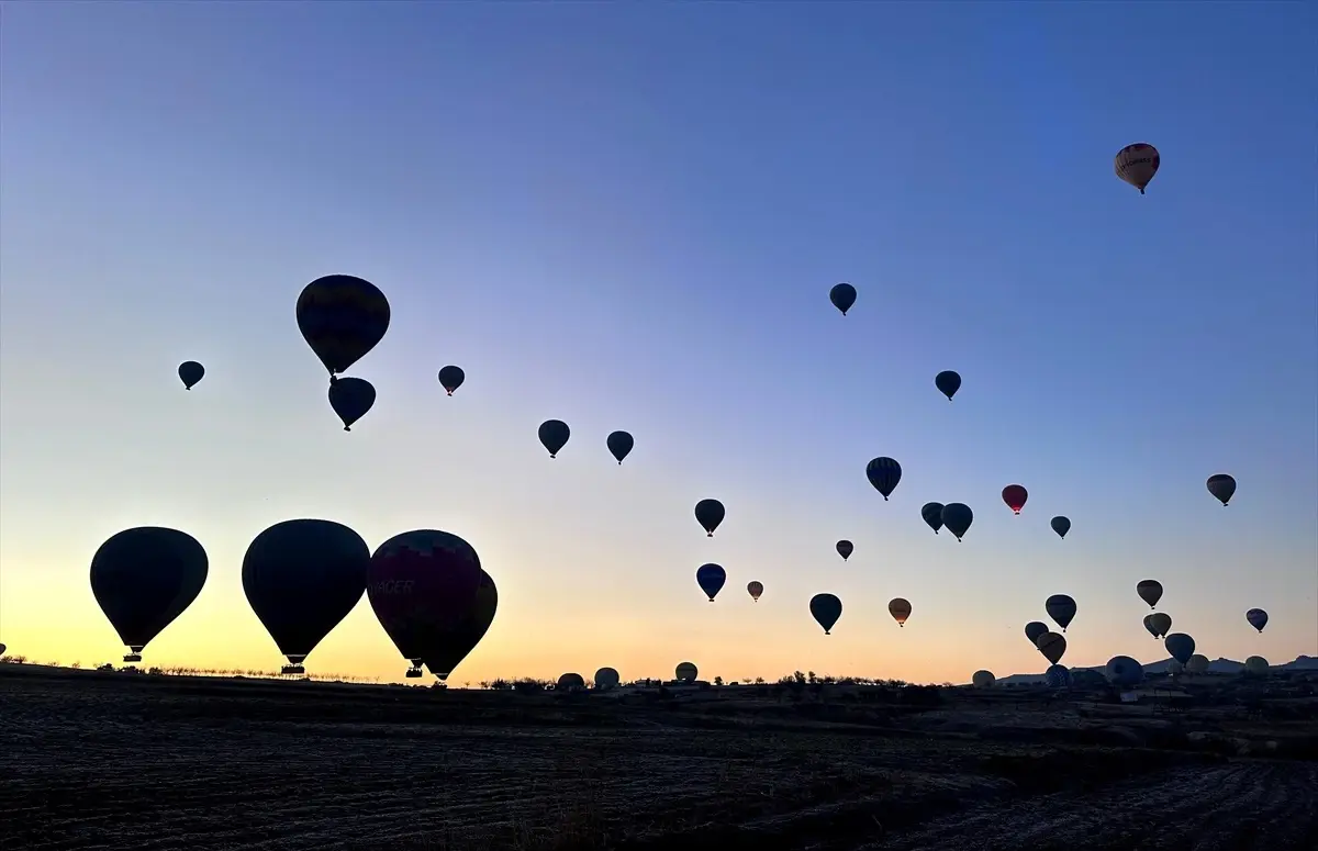 Kapadokya\'da Sıcak Hava Balonları Gökyüzünde