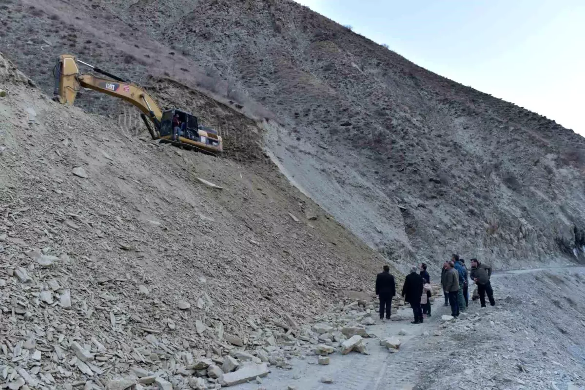 Hakkari\'de Yol Genişletme Çalışmaları İncelendi