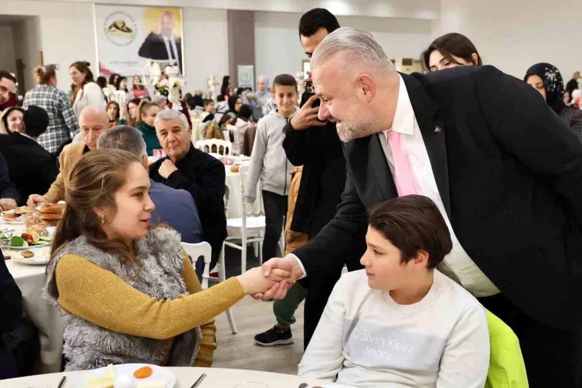 Menemen\'de Özel Gereksinimli Çocuklar İçin Yeni Yıl Kutlaması