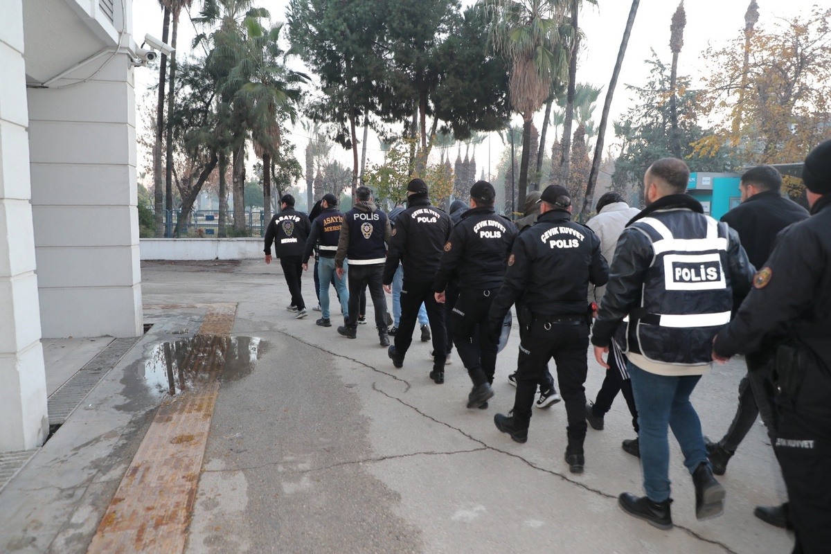 Mersin\'de Fuhuş Operasyonu: 18 Şüpheli Tutuklandı, 58 Kadın Kurtarıldı