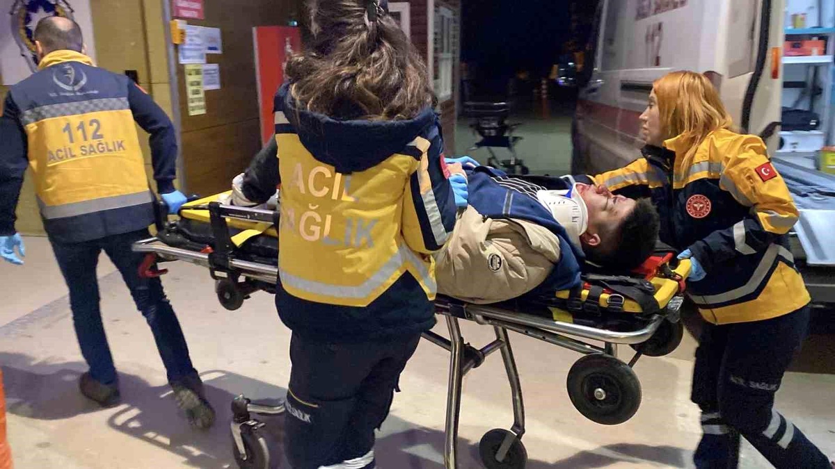 İnegöl\'de Motosiklet Kazası: Sürücü Ağır Yaralı
