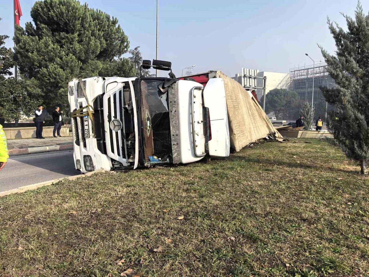 İnegöl\'de Tır Devrildi, Yol Kapandı