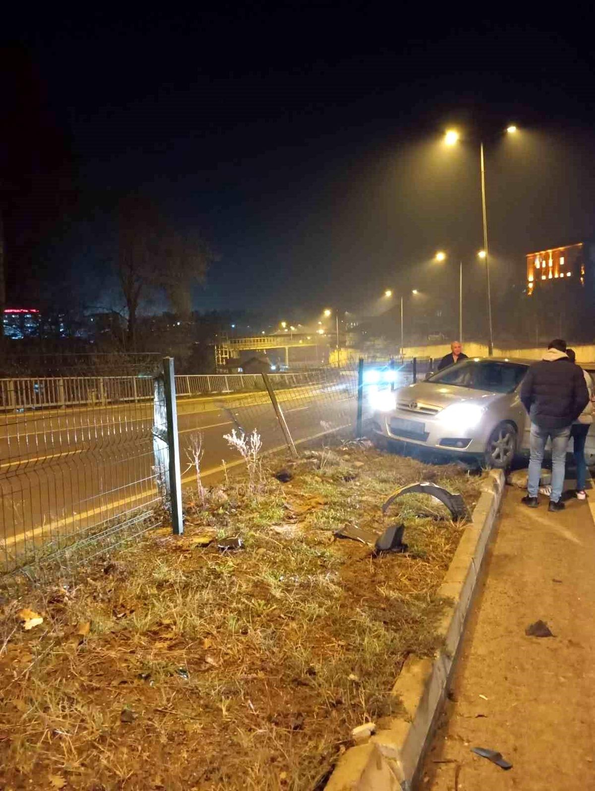 Bartın\'da Kaza: Araç Refüjde Mahsur Kaldı