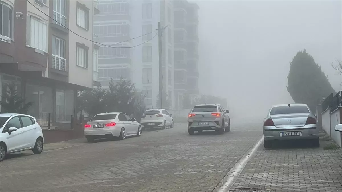 Çorlu\'da Yoğun Sis Trafiği Olumsuz Etkiledi