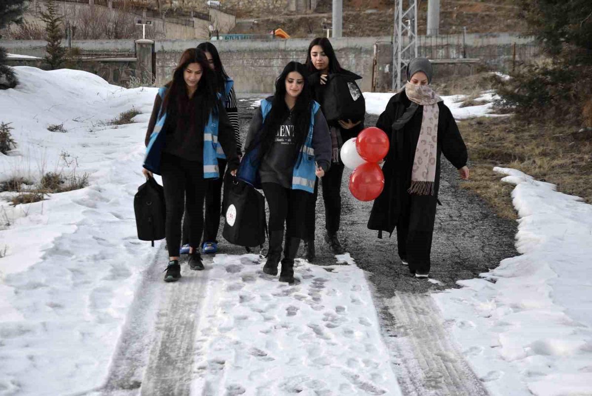 Bitlis\'te Gönüllü Öğrencilerden Sıcak Yemek Yardımı